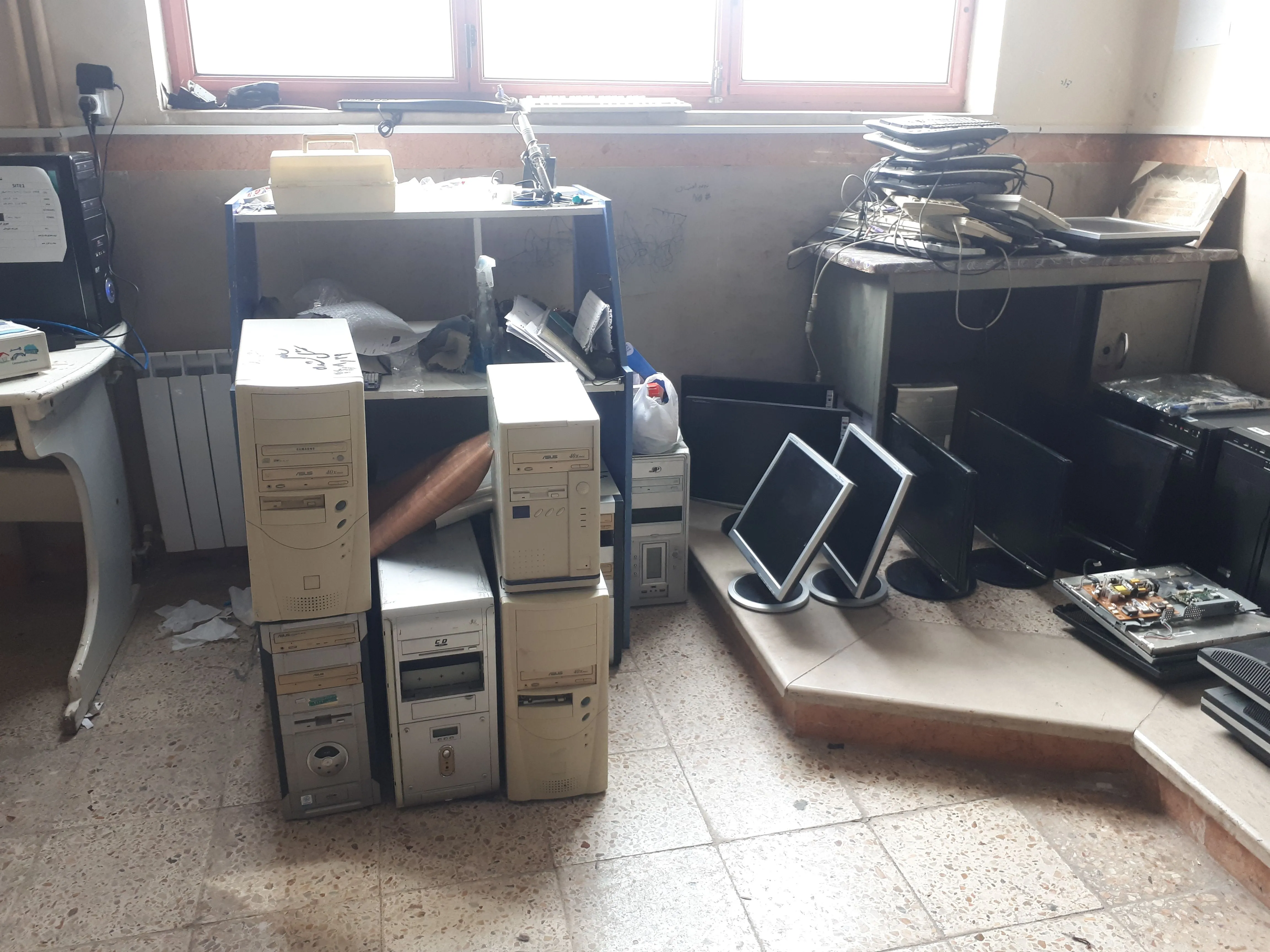 تصویر خبر تعمیر کامپیوتر های مدرسه شهدای شیشه نظام آباد